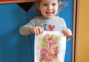 Zosia prezentuje wykonany przez siebie portret Pani Jesieni.